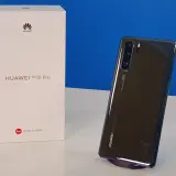 Scatola e smartphone Huawei P30 Pro con fotocamera Leica.