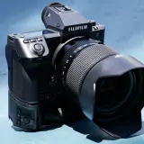 Fujifilm GFX 100 II, una fotocamera mirrorless di medio formato con un obiettivo ampio, pronta per catturare immagini straordinarie.