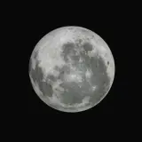 La luna piena, con i suoi crateri visibili, è il soggetto perfetto per un obiettivo per fotografare la luna.