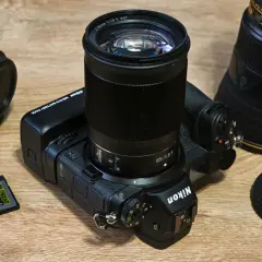 Nikon Z7 con obiettivo 85mm f/1.8 S, adattatore FTZ, battery pack e scheda SD. Una vera potenza per la tua prossima recensione.