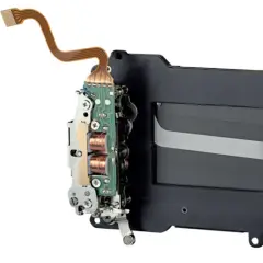 Meccanismo interno di un otturatore reflex, con bobine di rame e circuito stampato.