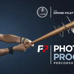 Donna con mazza chiodata e secchio di vernice rossa, pronta a creare con Photoshop. Corso completo di Simone Poletti.
