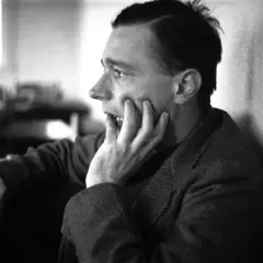 Ritratto di un uomo pensieroso, con la mano sul viso, in uno stile che ricorda Walker Evans.