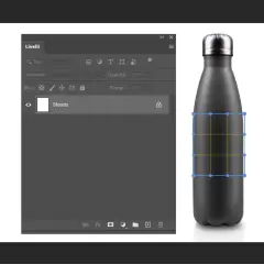 Bottiglia nera selezionata per trasformazione libera in Photoshop. Il pannello Livelli mostra lo sfondo.