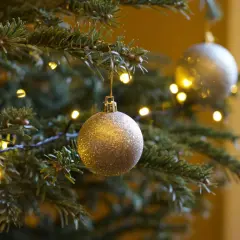 Un albero di Natale addobbato con palline scintillanti e lucine di natale foto che creano un'atmosfera magica.