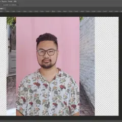 Uomo con occhiali e camicia floreale, in fase di ritagliare immagine Photoshop con sfondo trasparente.