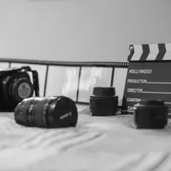 Attrezzatura cinematografica: telecamera, obiettivi, ciak e pellicola. La **tabella risoluzione telecamere** è un concetto chiave per scegliere l'attrezzatura giusta.