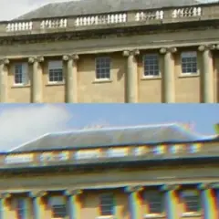 Edificio classico con colonne e finestre. L'immagine inferiore mostra un'evidente aberrazione cromatica con aloni colorati sui bordi.