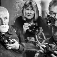 Un collage di volti di fotografi, tra cui un noto fotografo italiano, con macchine fotografiche in mano.