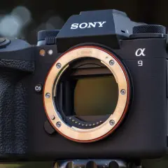 La Sony Alpha 9 III, con il suo attacco E-mount, pronta a catturare ogni istante con precisione.