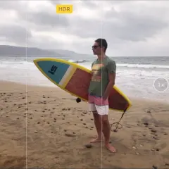 Griglia nella fotocamera: aiuta a comporre l'inquadratura, come in questa foto di un surfista sulla spiaggia.