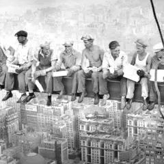 Operai pranzano su una trave, con New York sotto. Foto storiche strane che mostrano coraggio e quotidianità.