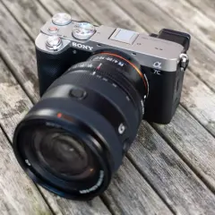 Sony Alpha 7C recensione: la compatta full-frame con obiettivo 20-70mm su un tavolo di legno.
