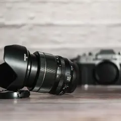 Obiettivo Fujifilm 18-55mm, versatile per ogni scatto. Il suo significato è la flessibilità per ritratti e paesaggi.