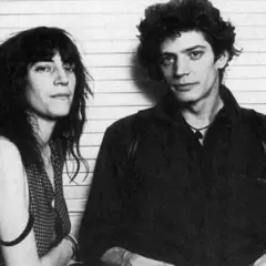 Patti Smith e Robert Mapplethorpe, icone artistiche, posano in uno scatto iconico.