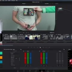 Schermata di DaVinci Resolve con un uomo che esegue la color correction usando un ColorChecker.