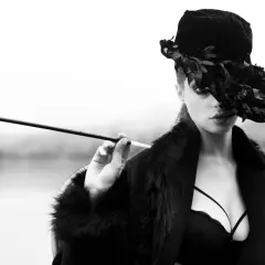 Donna con cappello piumato e bocchino, scatto di Francesco Francia fotografo.