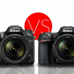 Due reflex Nikon D7200 e D7500 affiancate, con un grande cerchio rosso con "VS" al centro.