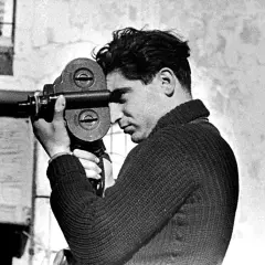 Giovane uomo con cinepresa, forse il fotografo più famoso del suo tempo, cattura un momento.