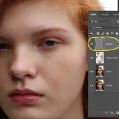 Primo piano di una ragazza con capelli rossi, con pannello livelli Photoshop aperto. Livello "texture" evidenziato, per un ritocco pelle photoshop.