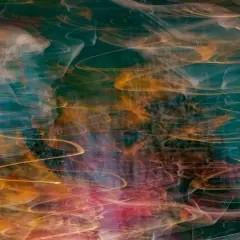 Vortici di luce dorata e rosa danzano su uno sfondo verde acqua profondo, creando immagini surreali che evocano un sogno etereo.