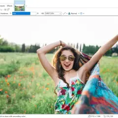 Interfaccia di programmi foto con una ragazza sorridente in un campo fiorito.