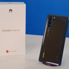 Scatola e smartphone Huawei P30 Pro con fotocamera Leica.