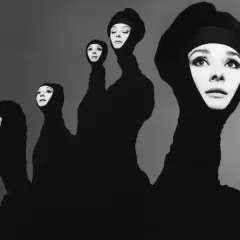 Cinque volti di Audrey Hepburn emergono da un tessuto nero, un'iconica opera del fotografo Avedon.