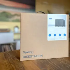 Scatola Synology DiskStation DS923+ pronta per organizzare le tue foto e dati.