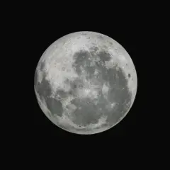 La luna piena, con i suoi crateri visibili, è il soggetto perfetto per un obiettivo per fotografare la luna.