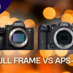 Confronto tra fotocamere Sony full frame e Canon APS-C, con sensori a vista e sfondo bokeh.