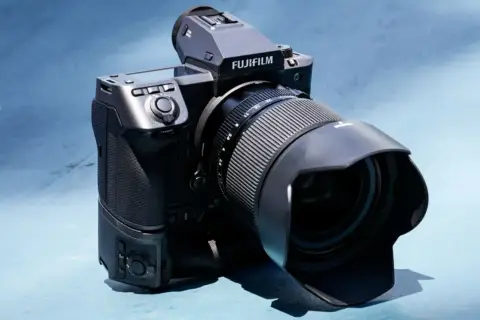 Fujifilm GFX 100 II, una fotocamera mirrorless di medio formato con un obiettivo ampio, pronta per catturare immagini straordinarie.