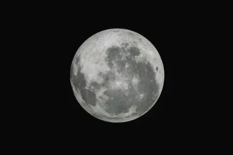 La luna piena, con i suoi crateri visibili, è il soggetto perfetto per un obiettivo per fotografare la luna.