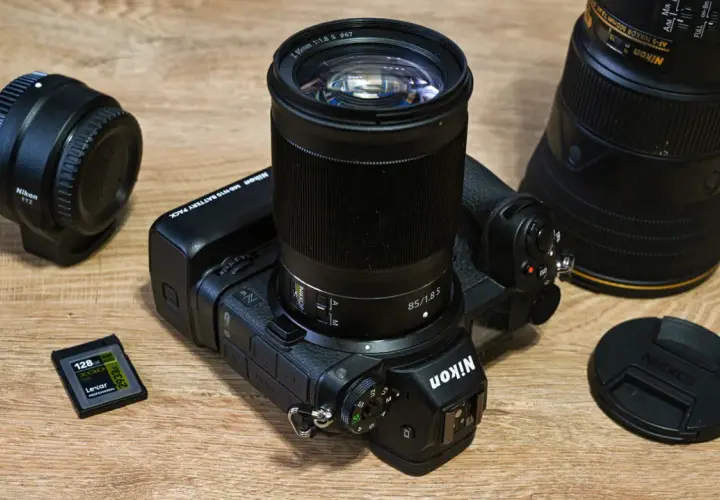 Nikon Z7 con obiettivo 85mm f/1.8 S, adattatore FTZ, battery pack e scheda SD. Una vera potenza per la tua prossima recensione.