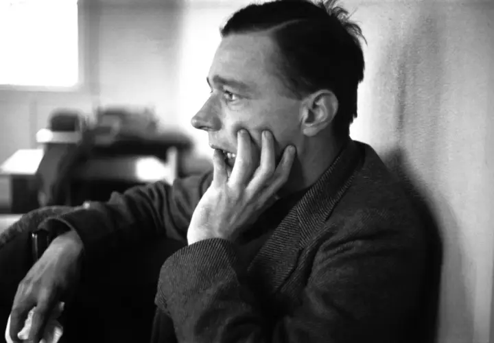 Ritratto di un uomo pensieroso, con la mano sul viso, in uno stile che ricorda Walker Evans.