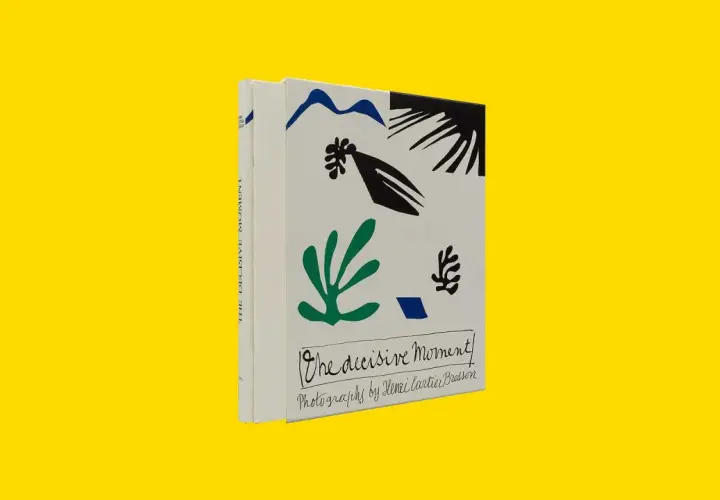 Copertina del libro "The decisive moment" di Henri Cartier Bresson, con illustrazioni astratte e il titolo scritto a mano.
