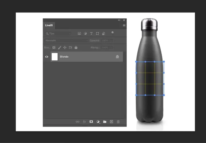 Bottiglia nera selezionata per trasformazione libera in Photoshop. Il pannello Livelli mostra lo sfondo.