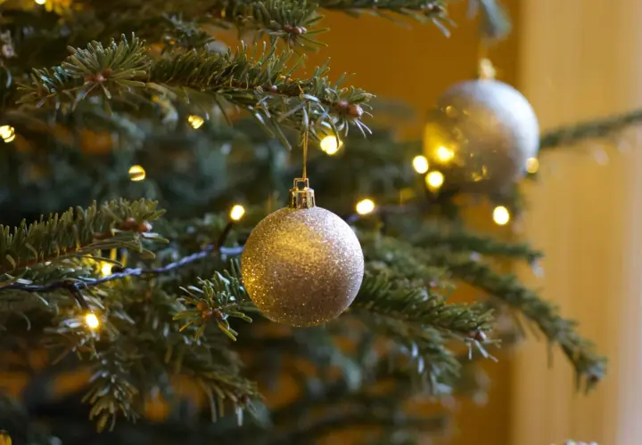 Un albero di Natale addobbato con palline scintillanti e lucine di natale foto che creano un'atmosfera magica.