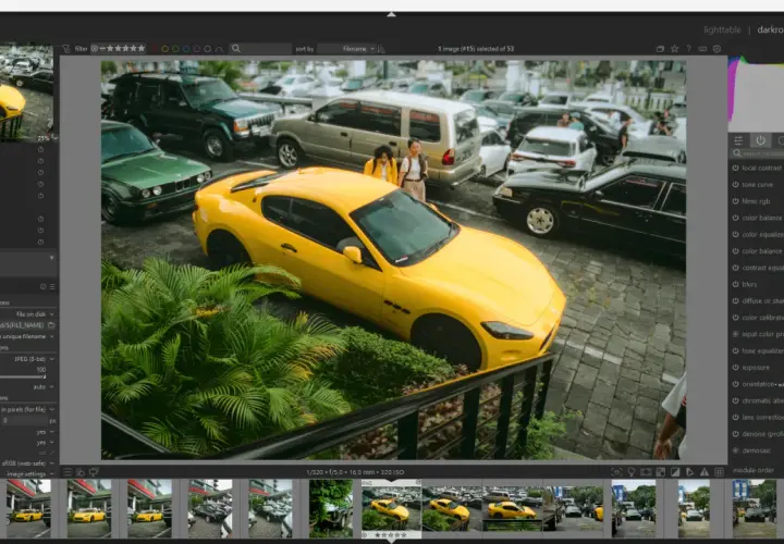 Un'auto sportiva gialla parcheggiata tra altre auto, con due persone sullo sfondo. Interfaccia di darktable, un'alternativa a Lightroom Classic senza abbonamento.