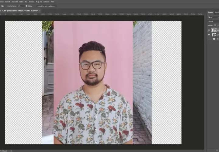 Uomo con occhiali e camicia floreale, in fase di ritagliare immagine Photoshop con sfondo trasparente.