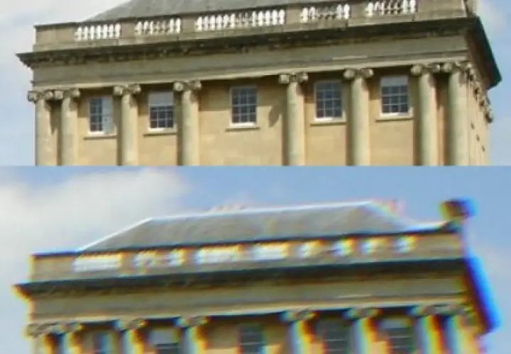 Edificio classico con colonne e finestre. L'immagine inferiore mostra un'evidente aberrazione cromatica con aloni colorati sui bordi.