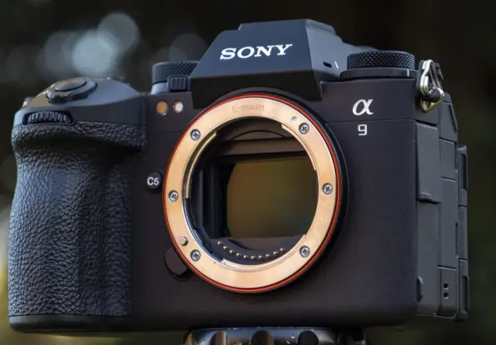 La Sony Alpha 9 III, con il suo attacco E-mount, pronta a catturare ogni istante con precisione.
