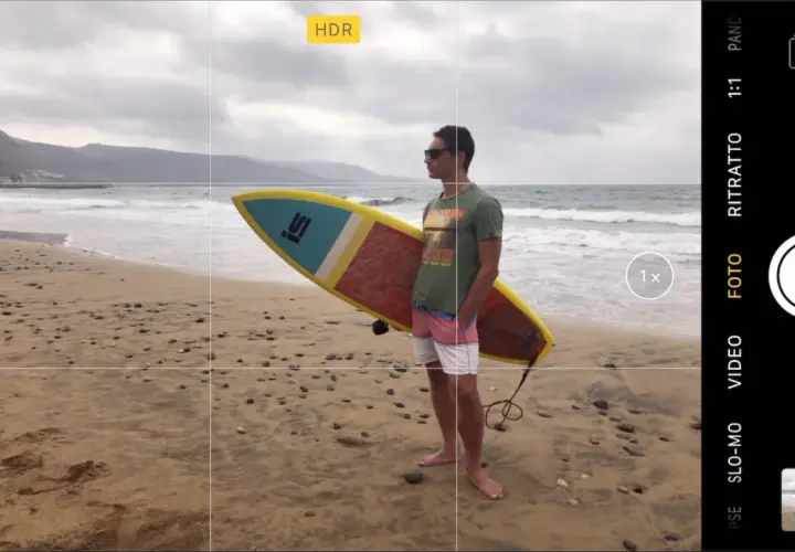 Griglia nella fotocamera: aiuta a comporre l'inquadratura, come in questa foto di un surfista sulla spiaggia.