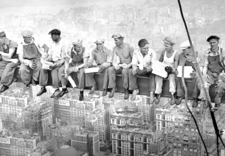 Operai pranzano su una trave, con New York sotto. Foto storiche strane che mostrano coraggio e quotidianità.