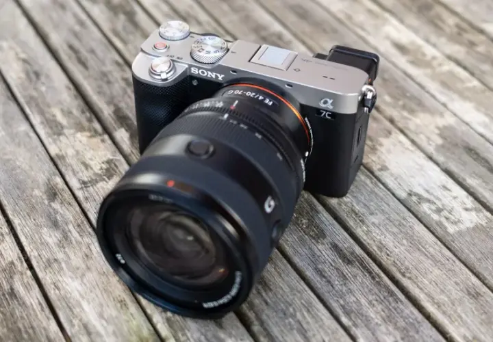 Sony Alpha 7C recensione: la compatta full-frame con obiettivo 20-70mm su un tavolo di legno.