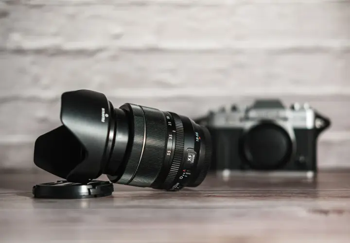 Obiettivo Fujifilm 18-55mm, versatile per ogni scatto. Il suo significato è la flessibilità per ritratti e paesaggi.