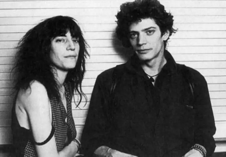 Patti Smith e Robert Mapplethorpe, icone artistiche, posano in uno scatto iconico.