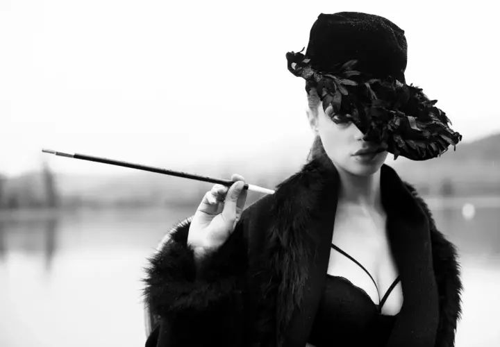 Donna con cappello piumato e bocchino, scatto di Francesco Francia fotografo.