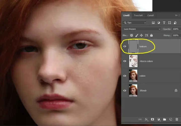 Primo piano di una ragazza con capelli rossi, con pannello livelli Photoshop aperto. Livello "texture" evidenziato, per un ritocco pelle photoshop.