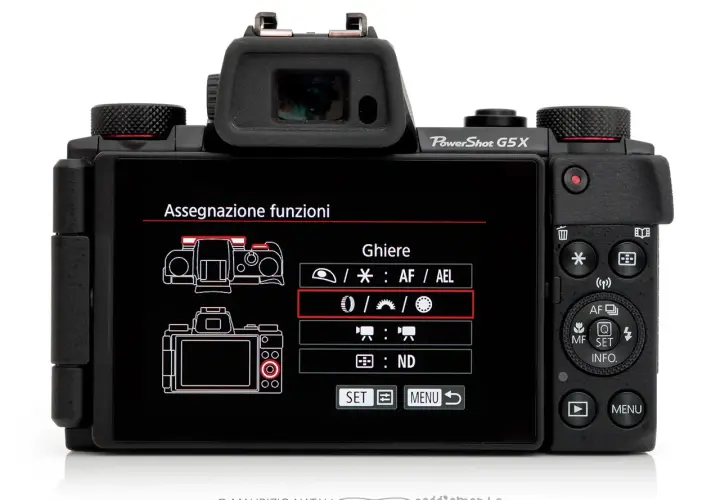 Retro della Canon PowerShot G5X con menu "Assegnazione funzioni" attivo, che mostra le opzioni per le ghiere.